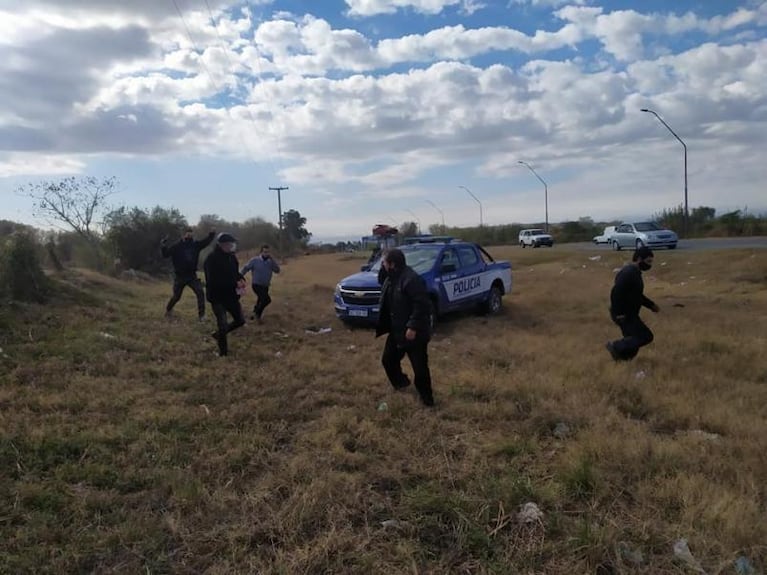 Violento asalto a un colectivo de Lep: le gatillaron al chofer y se tirotearon con la Policía