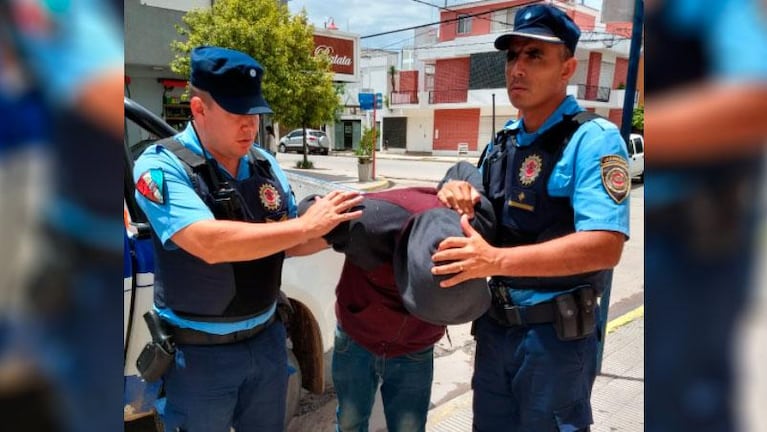 Violento ataque registrado en Villa María: apuñaló a su expareja mientras trabajaba