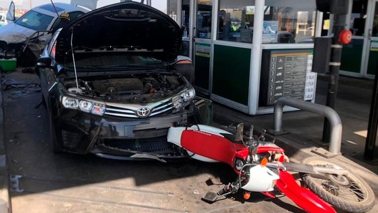 Violento choque en cadena: un auto terminó impactando contra la cabina del peaje de la ruta E53