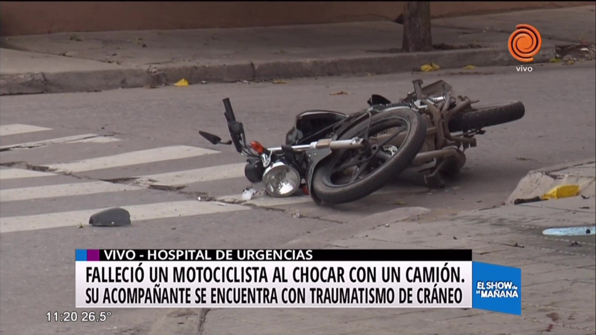 Violento choque entre motocicleta y camión