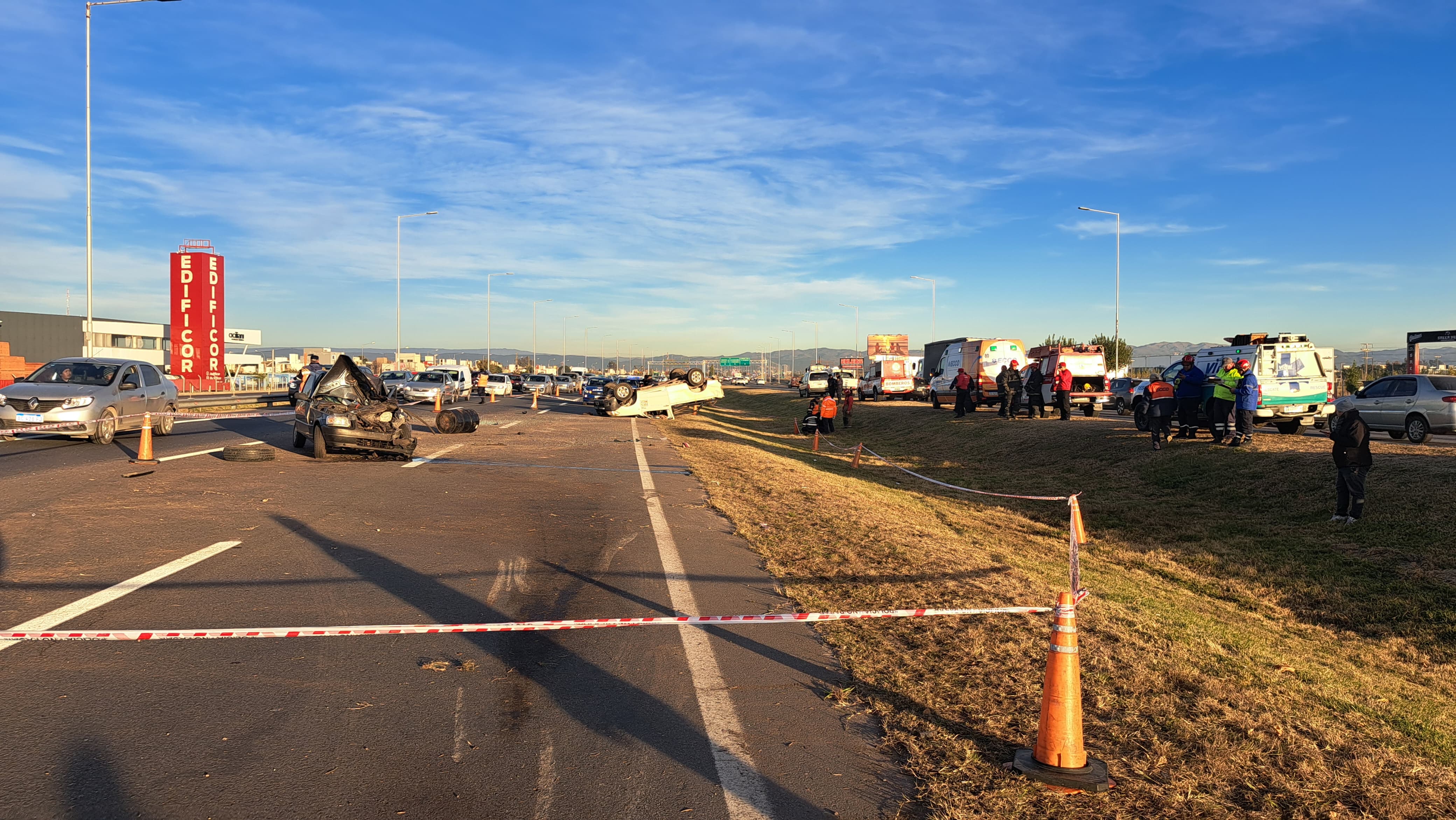 Violento choque múltiple y fatal en avenida Circunvalación.