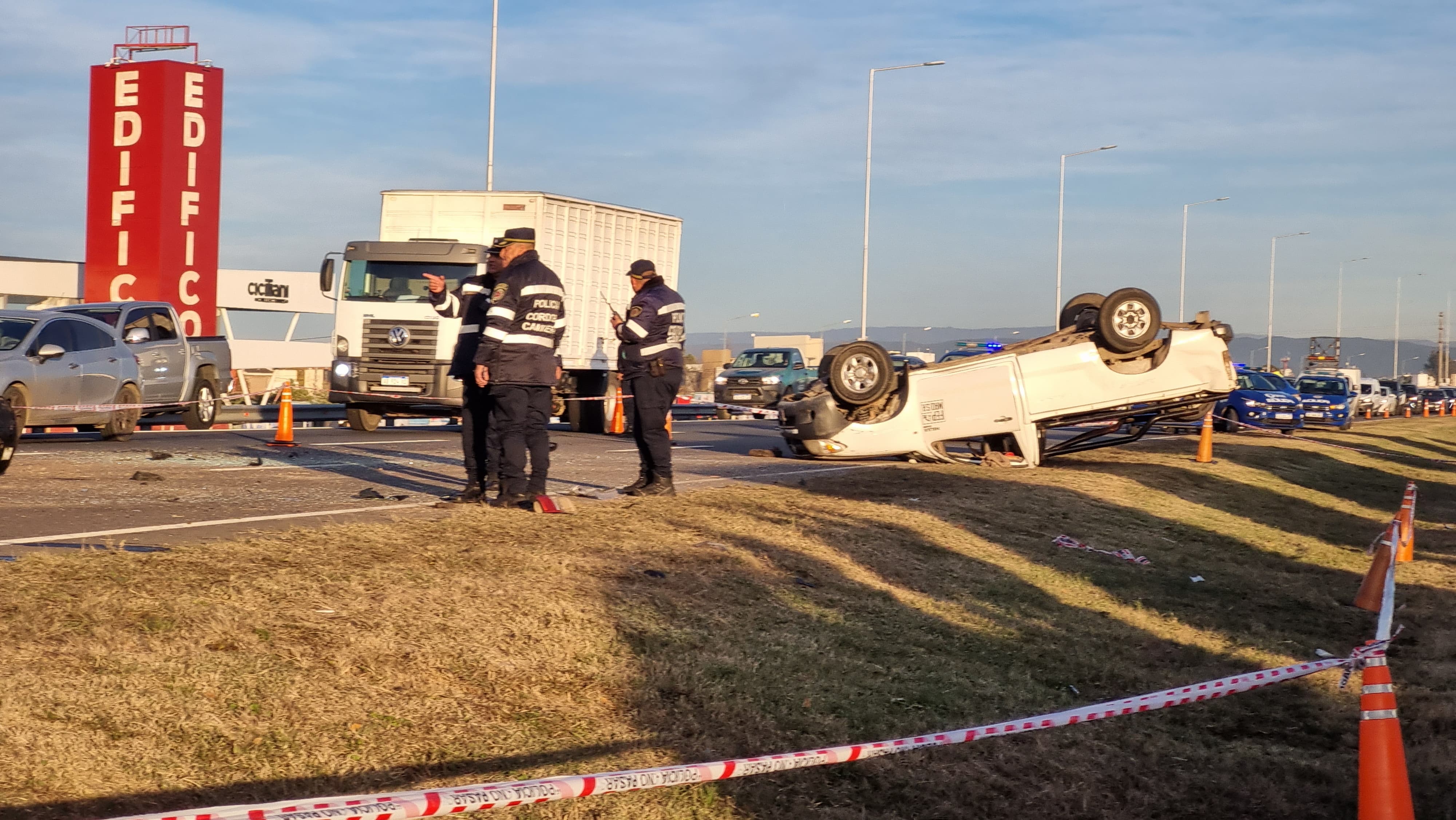 Violento choque múltiple y fatal en avenida Circunvalación.