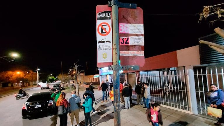 Violento robo en la parada del colectivo: grabó otro asalto un día después del ataque a su hermana