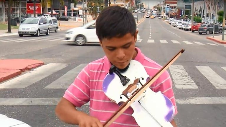 Violinistas del semáforo: dos niños sueñan con dejar la calle para subirse a un escenario