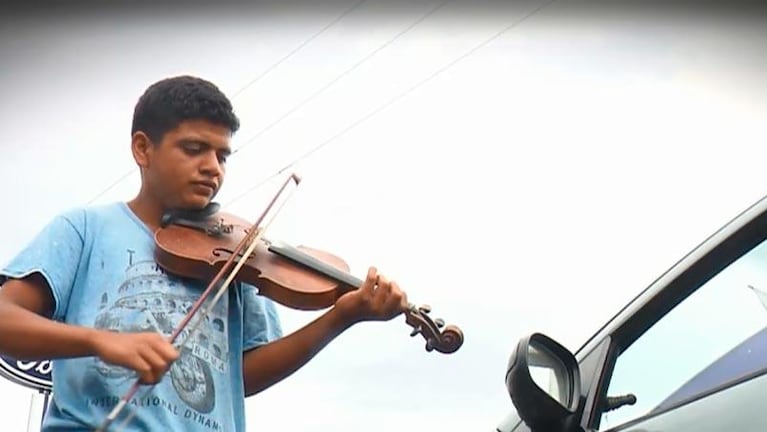 Violinistas del semáforo: dos niños sueñan con dejar la calle para subirse a un escenario