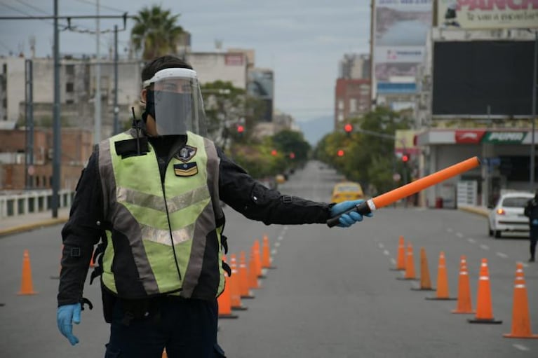 Violó la cuarentena, fue detenido y quiso coimear a la policía con 25.000 pesos