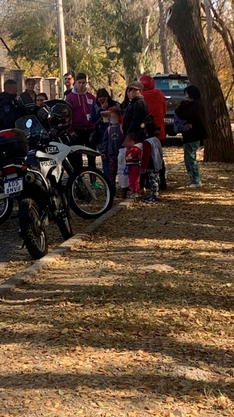 Violó la orden de restricción y se escudó de la Policía con una nena que salía de la escuela