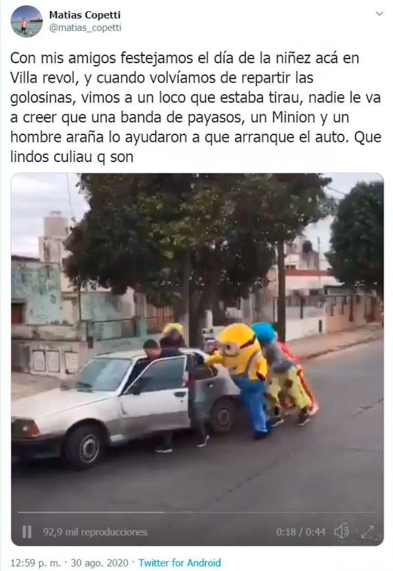 Viral en Córdoba: payasos, el hombre araña y hasta un Minion empujaron un auto