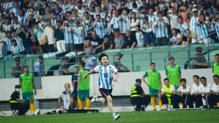 Viral: la cara de felicidad de un chino que se coló y abrazó a Messi