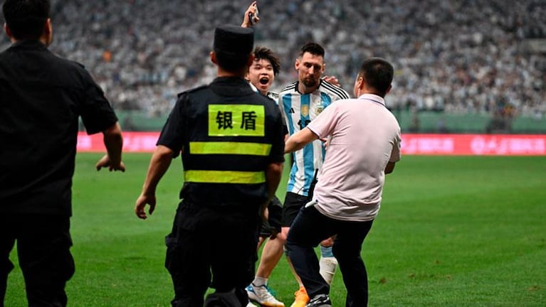 Viral: la cara de felicidad de un chino que se coló y abrazó a Messi