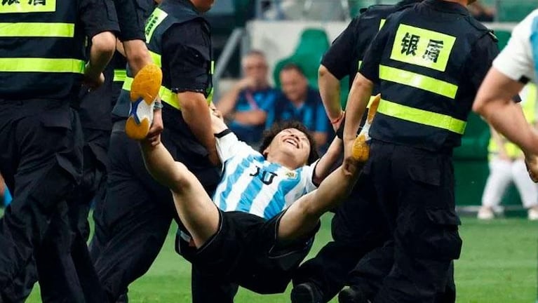 Viral: la cara de felicidad de un chino que se coló y abrazó a Messi