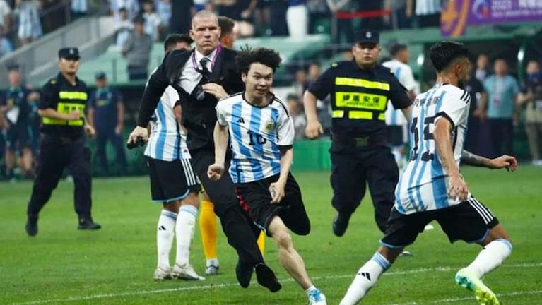 Viral: la cara de felicidad de un chino que se coló y abrazó a Messi