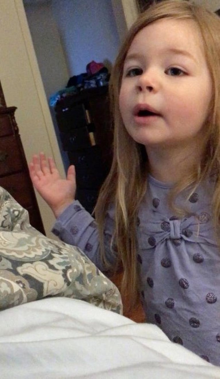 Viral: una nena de 3 años retó a su papá por cómo dejó la tabla del inodoro