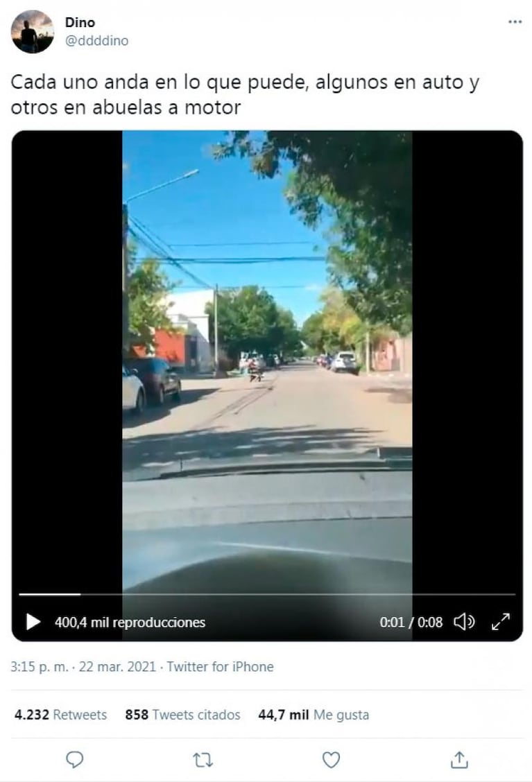 Viral: viaja por las calles arriba de la silla de ruedas a motor de su madre