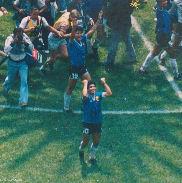 Viralizaron una foto inédita de la mano de Dios de Maradona en México 86