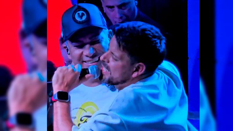 Visita de lujo en el Colono: Nico Sattler dijo presente en el show de La Barra y cantó junto a La Pepa