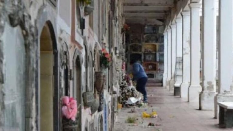 Visitó la tumba de su mamá y se encontró con una parrilla: habían hecho un asado en el cementerio