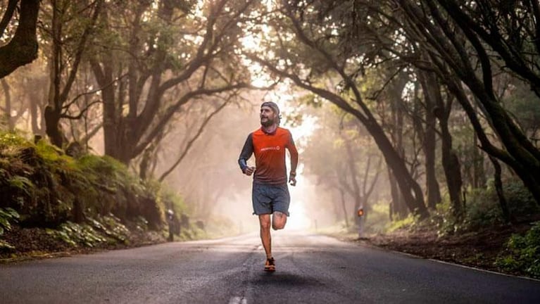 Vive sin estómago, recto ni colon: se transformó en deportista y recorre el mundo