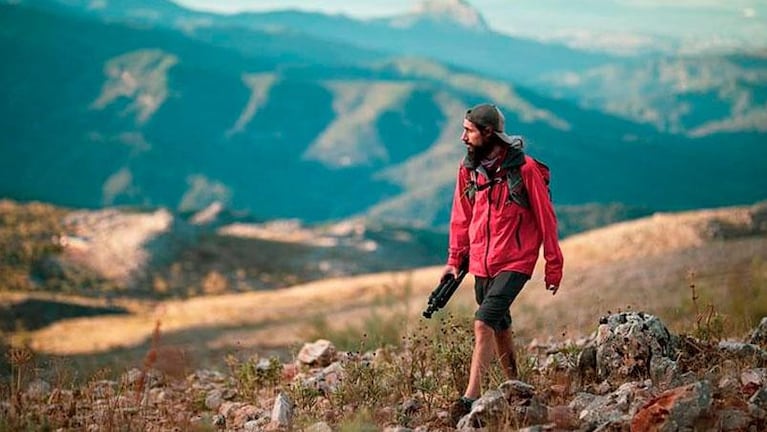 Vive sin estómago, recto ni colon: se transformó en deportista y recorre el mundo