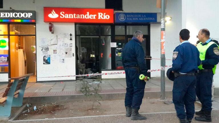 Volaron un cajero y se llevaron una fortuna