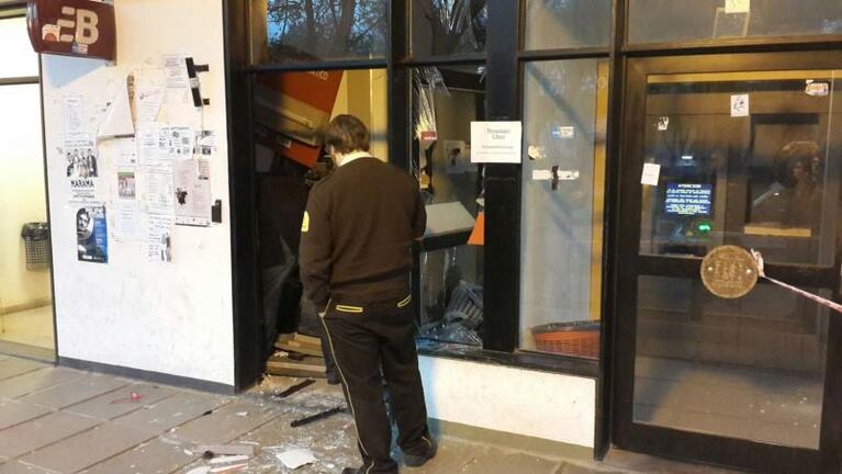 Volaron un cajero y se llevaron una fortuna