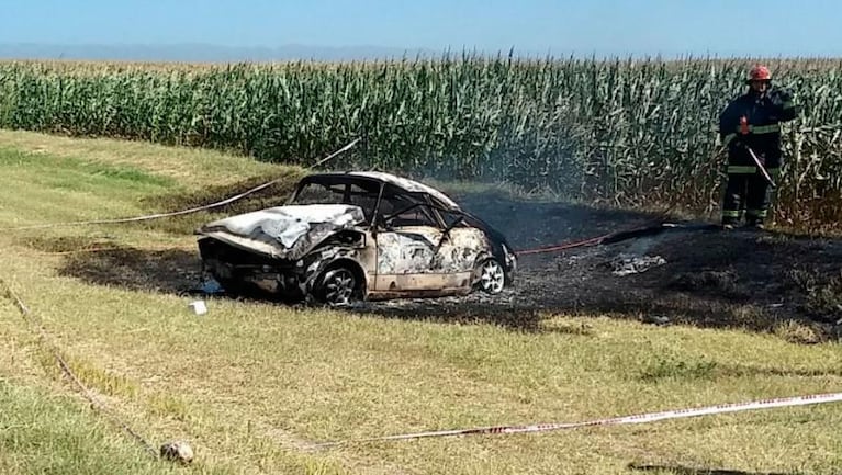 Volcó su auto y murió calcinado en un camino de ripio