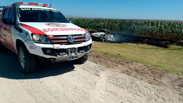 Volcó su auto y murió calcinado en un camino de ripio