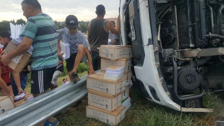 Volcó un camión con útiles escolares y lo saquearon por completo