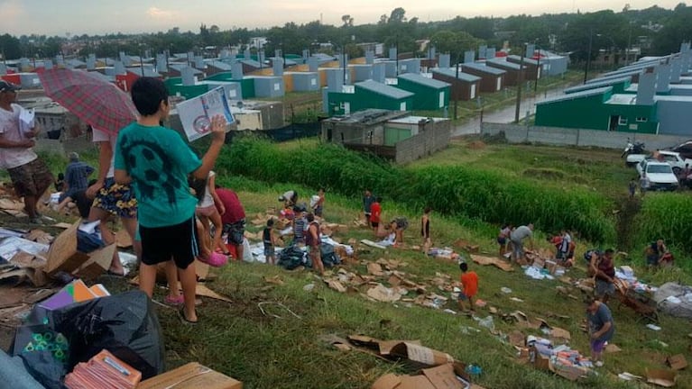 Volcó un camión con útiles escolares y lo saquearon por completo