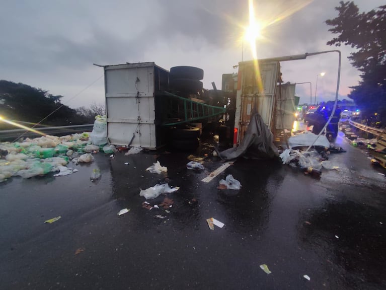 Volcó un camión en Carlos Paz (Foto: Prensa policía de Córdoba)