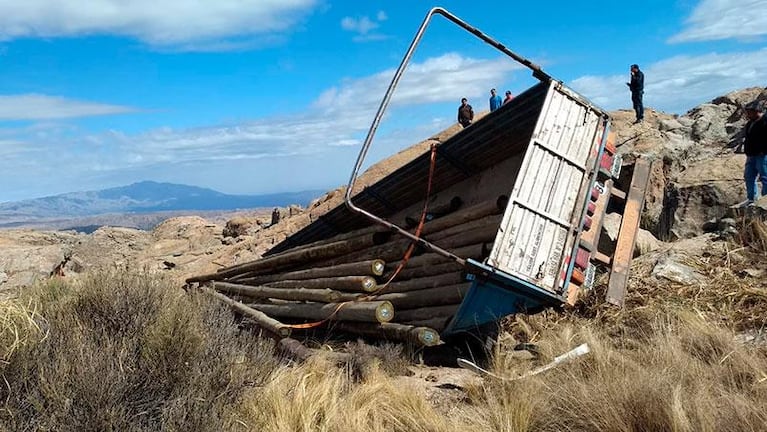 Volcó un camión tras perder el control en las Altas Cumbres