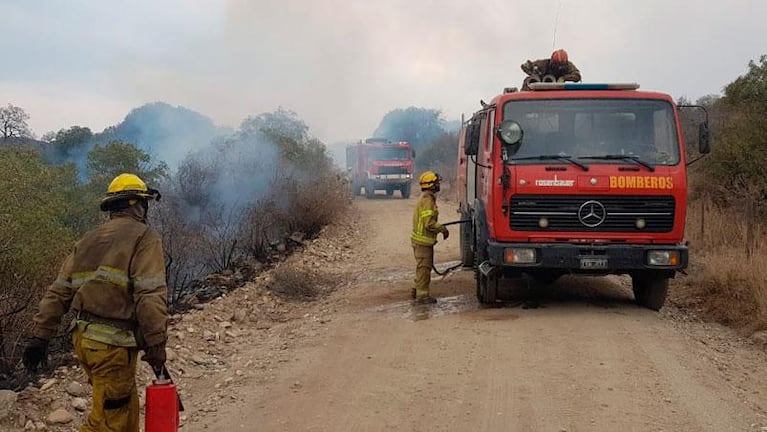 Voluntarios en los incendios: cobran beca cinco de cada 100 bomberos en Córdoba