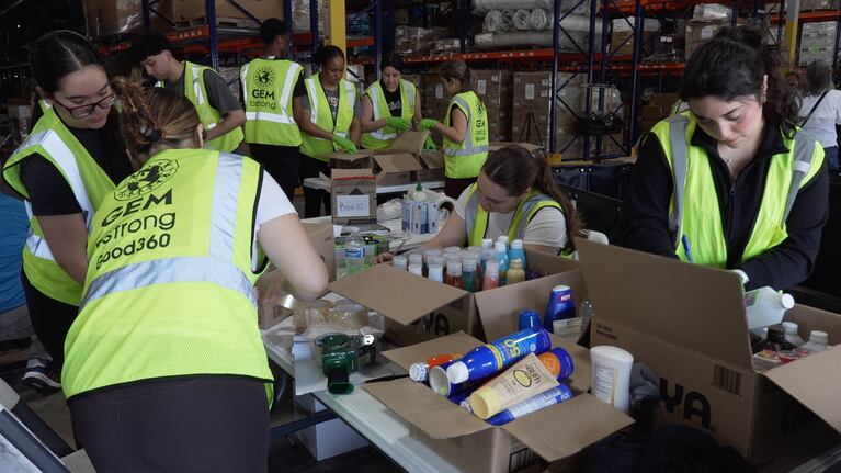 Voluntarios venezolanos empacando suministros en Doral, Florida. (Foto AP/Cody Jackson)