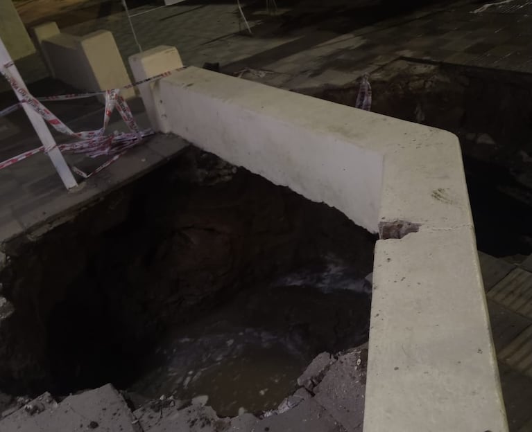 Volvía caminando de trabajar y la comió un socavón de 3 metros: “En un segundo el piso se fue”