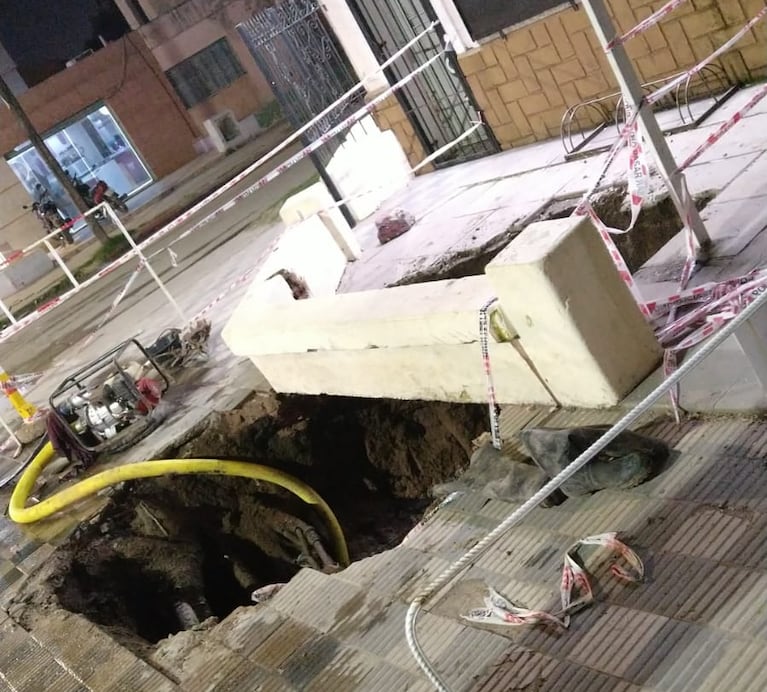 Volvía caminando de trabajar y la comió un socavón de 3 metros: “En un segundo el piso se fue”