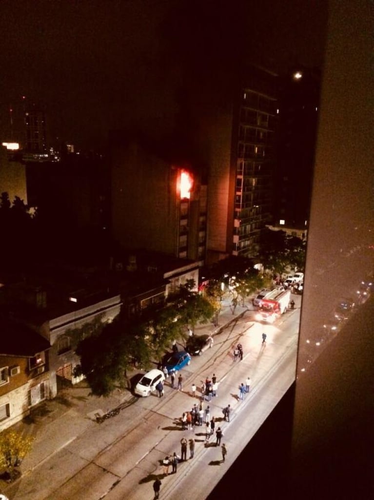 Voraz incendio en un departamento en el centro: hay tres heridos