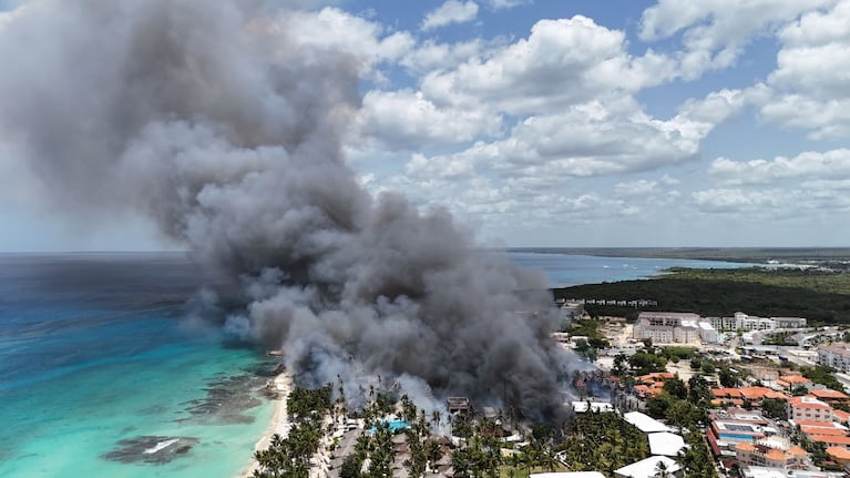 Voraz incendio en un hotel de Bayahíbe. Foto: Guido Fraticelli.