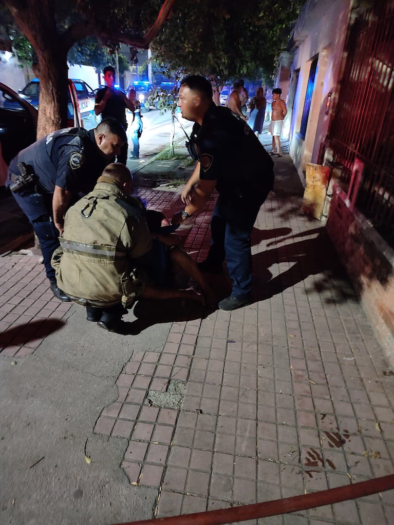 Voraz incendio en una casa de barrio Yapeyú.