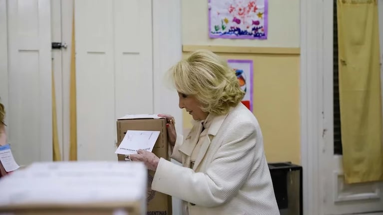 Votó Mirtha Legrand en un colegio de Palermo.