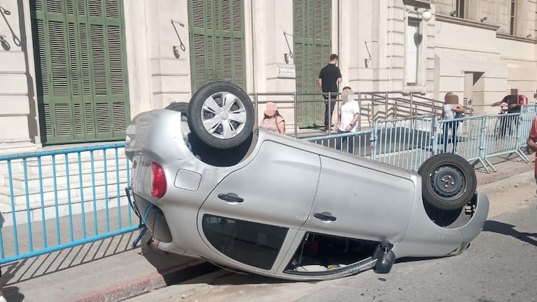 Vuelco frente al Patio Olmos.