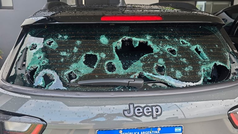 Vuelcos, destrozos y evacuados por la fuerte tormenta de lluvia y granizo en Córdoba