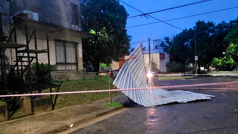 Vuelcos, destrozos y evacuados por la fuerte tormenta de lluvia y granizo en Córdoba