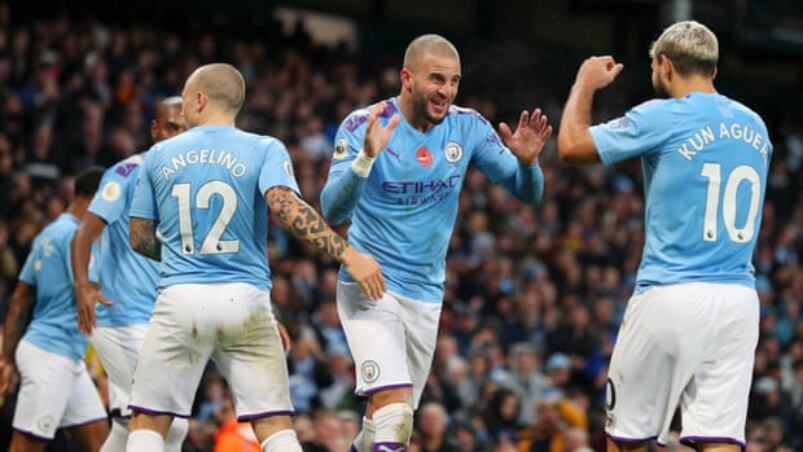 Walker, festejando uno de sus goles junto al Kun Agüero en el City.