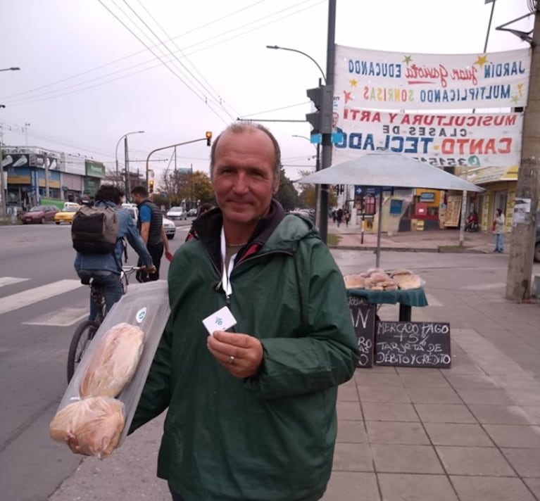 Walter decidió empezar a vender pan casero con un posnet