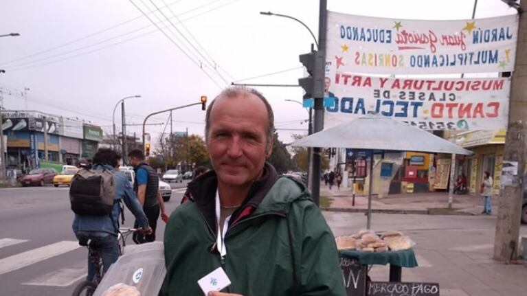 Walter decidió empezar a vender pan casero con un posnet