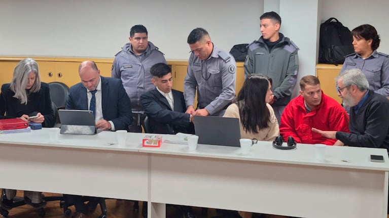 Walter Gil (de saco) y Julio César Ramírez (de rojo) en el primer juicio por el caso Santiago Aguilera.