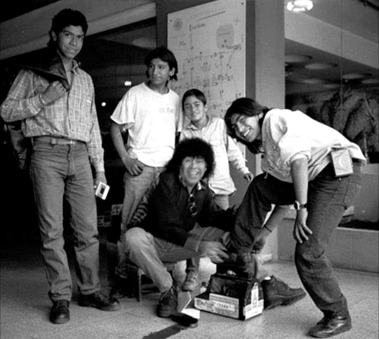 Walter Olmos y la banda junto a La Mona Jiménez.