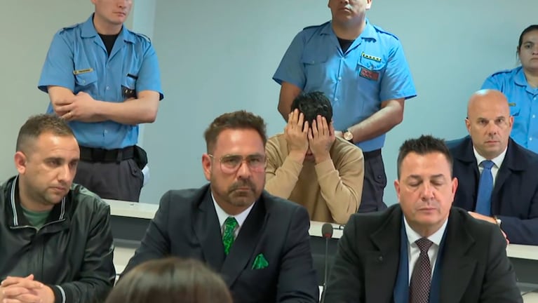 Walter Vallejos (adelante) y Gustavo Herrera (atrás) al escuchar el veredicto por el caso Gabriela Pérez. Foto: El Doce.