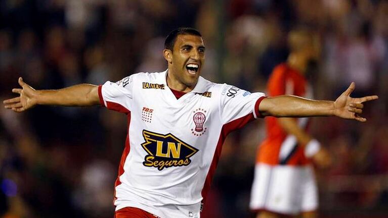 Wanchope Ábila sigue haciendo historia con Huracán. Foto: Clarín.