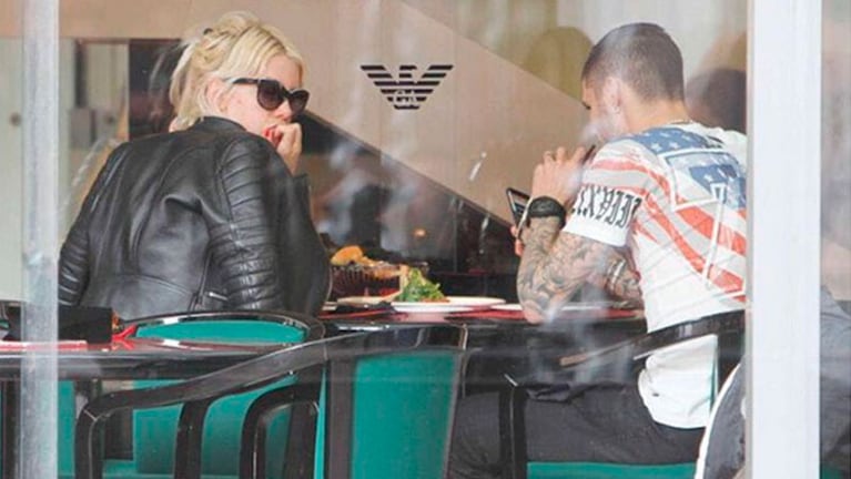 Wanda e Icardi, pensativos en un bar de Milan.